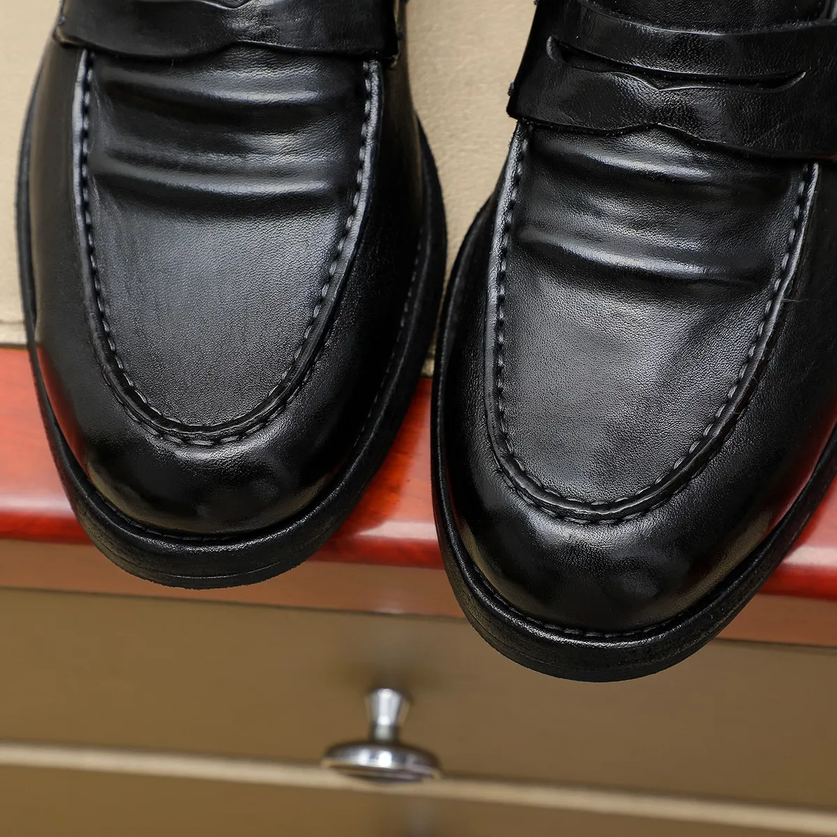 Men's shoes 💰920 💰 Louis Vuitton LV ® Autumn and Winter 🆕 models 🔛Full shoe counter First layer cowhide, 🐂Leather lined casual shoes for men, super soft outsole, a must for driving. Counter synchronization Original first layer cowhide Completely 1:1 mold customization 🌹Top version, 3 colors available! Number: 38-45 (37.46. Customized)